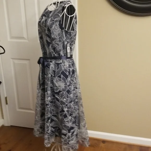Stunning Tahari navy and white dress NWT - Picture 5 of 15
